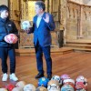 O alcalde Lores entrega a Nicolás Ferreira os dous balóns que perdeu no convento de Santa Clara