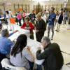Gente votando en Pontevedra en las elecciones municipales del 28M