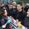 Funcionarios de A Lama conversan con Margarita Robles a las puertas el acto del PSOE