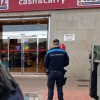 Detención de un hombre armado en el Cash Froiz de A Barca
