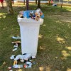 Contenedores de basura en la playa de Ponte Sampaio