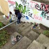 Limpeza veciñal das escaleiras no barrio de Altamira