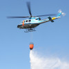 Helicóptero descargando auga no incendio da Gándara