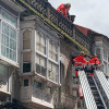Bomberos de Pontevedra intervienen en una fachada de la calle Oliva ante los desprendimientos causados por Miguel