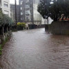 Calle del Santo, en Os Praceres, inundada por la lluvia