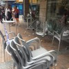 Accidente contra a fachada e a terraza dunha panadería entre Cobián Areal e Uxío Novoneyra