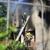 Los Bomberos y la Policía Local sofocan un incendio en una casa deshabitada en Monte Porreiro