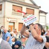Manifestantes contra o peche da oficina de Abanca en Campo Lameiro