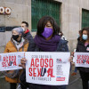 Acto de UGT e CCOO polo 25N ante o edificio sindical de Pontevedra
