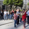 Personas congregadas na rúa durante o paso a disposición xudicial do autor confeso do triplo crime de Valga nos xulgados de Caldas