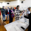 Persoas votando en Pontevedra el 18F