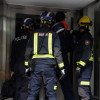 Axentes da policía científica revisan o edificio incendiado