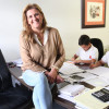 María Rey (Ciudadanos) leva aos seus fillos á oficina para poder conciliar durante a campaña