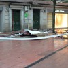 Planchas que cayeron de un edificio de la calle Peregrina por el temporal