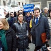 Partidarios y opositores a la declaración de "persona non grata" a Rajoy frente al Teatro Principal