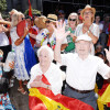 Los abuelos de Tere Abelleira, en la pantalla gigante en A Ferrería durante la final del Mundial 