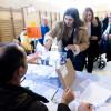 Persoas votando en Pontevedra o 18F