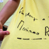 Estudantes do CEIP Barcelos amosan as camisetas asinadas por políticos e deportistas