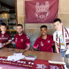 Os xogadores do Pontevedra asinan autógrafos aos afeccionados