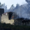 Un incendio forestal cerca viviendas en diversas localidades de Caldas e Vilagarcía