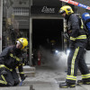Intervención de los bomberos en un local comercial situado en un bajo de Benito Corbal