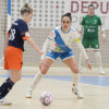 Rocío Gómez (esquerda) no partido de liga en A Raña entre Marín Futsal e Universidad de Alicante