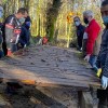 Deportistas da Sociedade Gimnástica recolocan as pasarelas de madeira arrastradas polas enchentes do Gafos