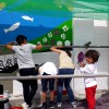 Familiares de las protagonistas y vecinos pintan el mural 'Mulleres de Pontevedra na Historia'