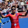 Gómez Noya entrando na meta do Mundial de tríatlon de longa distancia