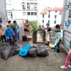 Limpeza veciñal das escaleiras no barrio de Altamira