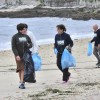 Jornada reivindicativa de limpieza de la plataforma Non á Depuradora en Samieira en la playa de Laño