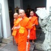 Monxes a saír dun templo