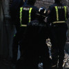 Axentes da policía científica revisan o edificio incendiado