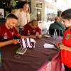 Los jugadores del Pontevedra firman autógrafos a los aficionados