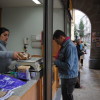 Y para comer el queso, Toni Cantó compró una barra de pan también en la Plaza de Abastos