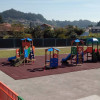As familias do Colexio de Parada Campañó arranxan o parque infantil