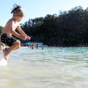 Neno nunha praia de Marín