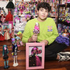 Ethan Carballo, o Ethan Wolf en redes sociales, con sus muñecas customizadas