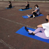 Clase de yoga al aire libre
