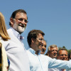 Mariano Rajoy durante o seu paseo por Ponte Arnelas xunto a dirixentes do PPdeG
