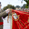 O xeneral Cortés impón a gravata conmemorativa da operación  Balmis ao Rexemento Isabel a Católica