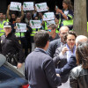 Os traballadores de Ence concentráronse ás portas da comida-mitin do PSOE e reuníronse coa ministra de Traballo
