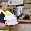 Funcionarios municipais retirando a documentación solicitada por Aduanas sobre Aquagest