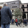 Numerosos ciudadanos acudieron para ver el edificio incendiado en A Ferrería