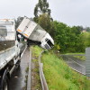 Aparatoso accidente de un camión en Barro