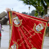 El general Cortés impone la corbata conmemorativa de la operación Balmis al Regimiento Isabel la Católica