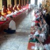 Persoas a rezar e facer ofrendas aos monxes budistas