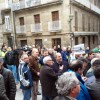 Partidarios e opositores á declaración de "persoa non grata" a Rajoy fronte ao Teatro Principal