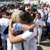 Familiares abrazándose en la llegada del Juan Sebastián de Elcano a Marín