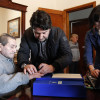 Antonio Fernández e Remedios Santos toman a pegada dun usuario na súa vivenda co equipo móbil de renovación do DNI